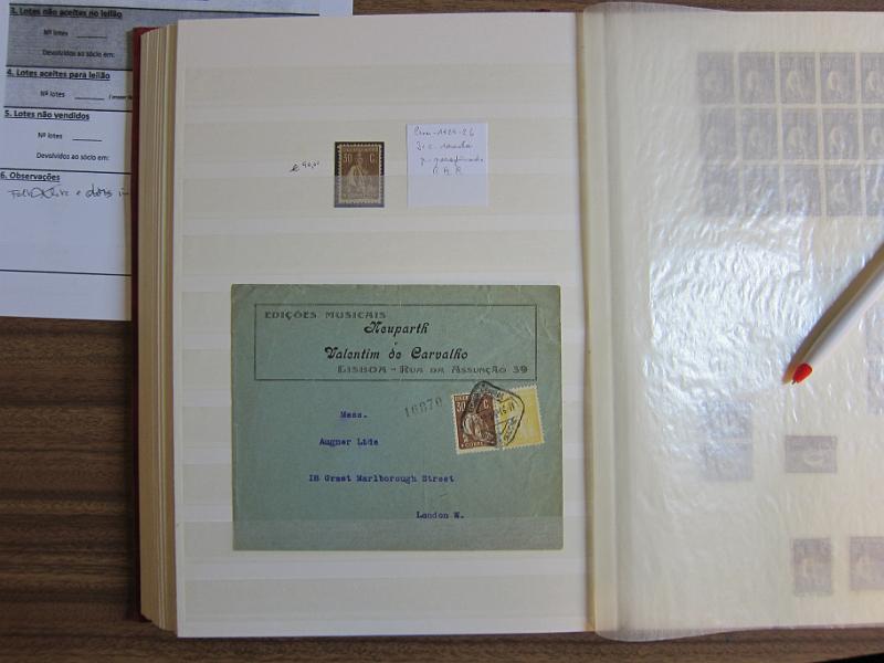 0007 (24).JPG -     Lote:    7      Ceres      Lotes Especiais       Descrição:         1924/26 &mdash; Ceres. Novas taxas e cores. Colecção em classificador, com selos novos e usados, simples e em múltiplos. Série em quadras, Variedades de clichés e erros. Inclui 7 provas e 37 exemplares, entre cartas e postais ilustrados, em todas as taxas, com excepção dos valores de 10E e 20E. 95% dos selos novos em excelente estado sem sinal de charneira. Todas as cartas de grande qualidade e em bom estado de conservação. Acompanham muitos desenhos de autoria de Eduardo Silva. Valor de catálogo dos selos novos de &euro; 32.000,00.        Lote       Valor Base:     &euro; 8.000,00     Valor Venda:     &euro; 8.000,00     